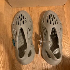 YEEZY MENS FOAM RUNNER SIZE 10